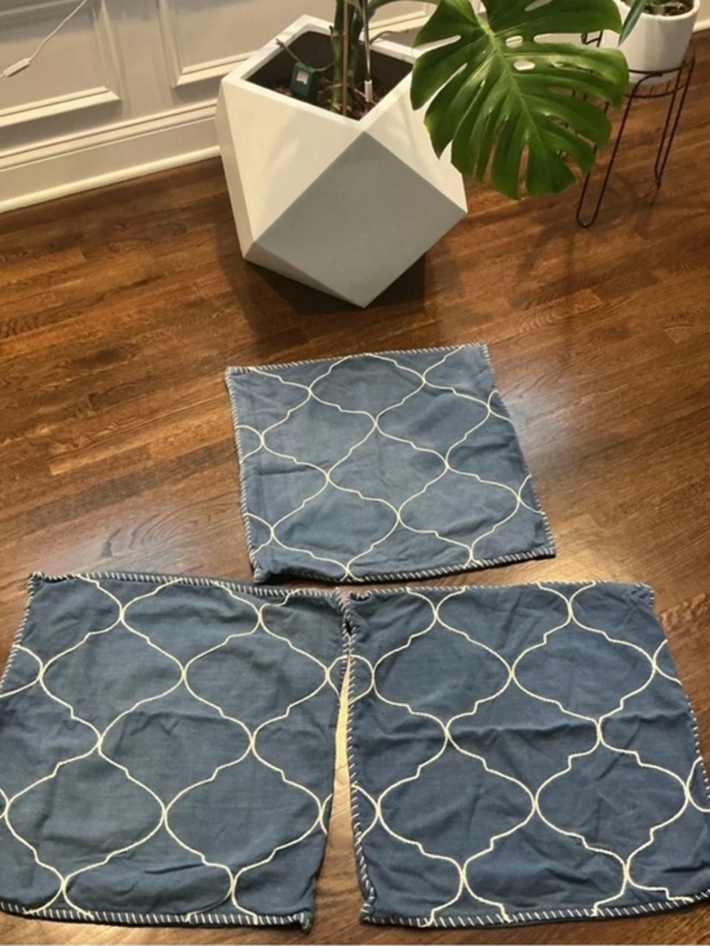 Pottery Barn Blue and White Quatrefoil Trellis Pillow Covers 22x22 Set Of 3